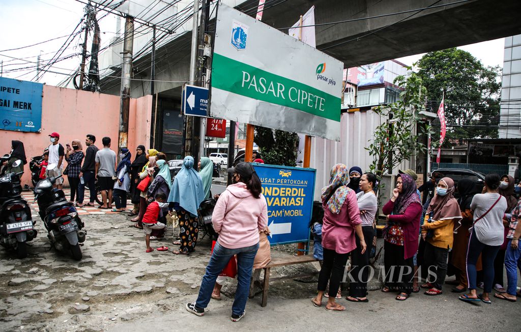 Antrean panjang warga hingga ke pinggir jalan dalam kegiatan pembelian bahan kebutuhan pokok murah dengan menggunakan Kartu Jakarta Pintar (KJP) di pasar Cipete, Jakarta Selatan, Senin (6/2/2023). 