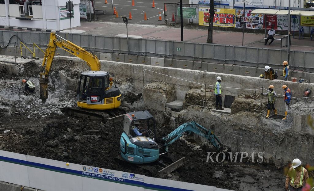  Sejumlah alat berat beroperasi di lokasi proyek MRT Jakarta fase 2A paket kontrak atau CP 201 di Jalan MH Thamrin, Jakarta, Rabu (24/11/2021). Konstruksi CP 201 mengalami kemajuan setelah mesin bor terowongan (<i>tunnel boring machine</i>/TBM 1) untuk fase 2A tiba di Pelabuhan Tanjung Priok, Jakarta, Minggu (21/11/2021). 