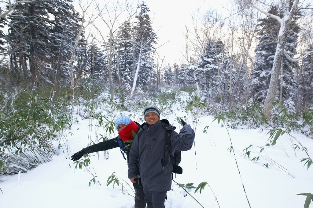 Purbasari Daruningsih (45) dan suami, Herry Afriandri (45), menikmati salju di Hokkaido, Jepang. 
