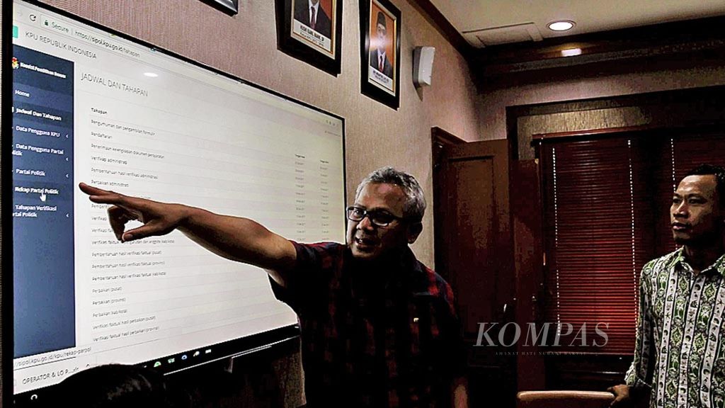 Ketua Komisi Pemilihan Umum Arief Budiman (kiri) didampingi komisioner KPU, Pramono Ubaid Tanthowi, menjelaskan tata cara penggunaan Sistem Informasi Partai Politik (Sipol) kepada wartawan di Kantor KPU Pusat, Jakarta, Jumat (6/10/2017). 