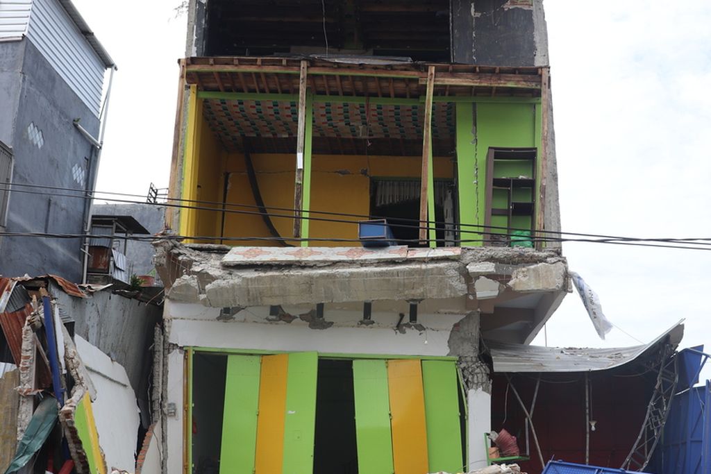 Tampak salah satu rumah di dekat kompleks Pasar Tua, Kabupaten Mamuju, Sulbar, Rabu (20/1/2021), yang rusak karena guncangan gempa. Gempa melanda Mamuju dan Kabupaten Majene pada Jumat (15/1/2021) dengan kekuatan M 6,2. 