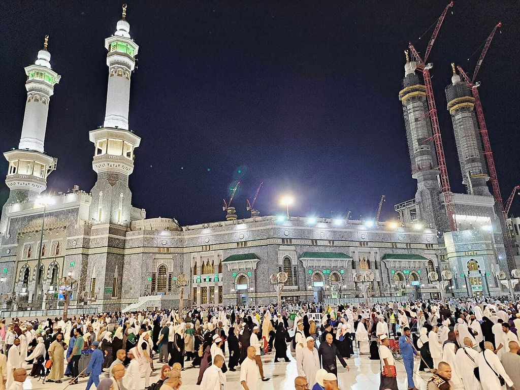 Jemaah shalat Subuh di Masjidil Haram, Mekkah, Arab Saudi, Rabu (5/7/2023) pagi.