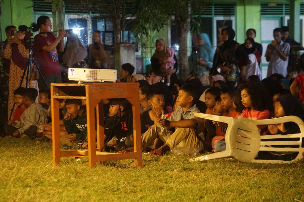 Sejumlah anak ikut menonton film pada acara <i>layar tanjleb</i> dalam rangkaian Festival Film Purbalingga di Desa Toyareja, Kabupaten Purbalingga, Jawa Tengah, Sabtu (22/7/2023) malam.