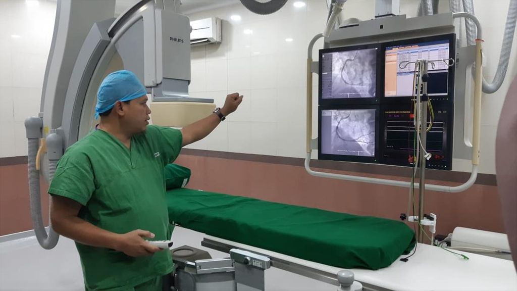 Seorang pertugas kesehatan menjelaskan proses pemasanganan balon serta stent pada pasien serangan jantung akut yang dilakukan di Cathlab atau Catheterization Laboratory yang berada di Rumah Sakit Pusat Pertamina Jakarta, Kamis (1/8/2019).
