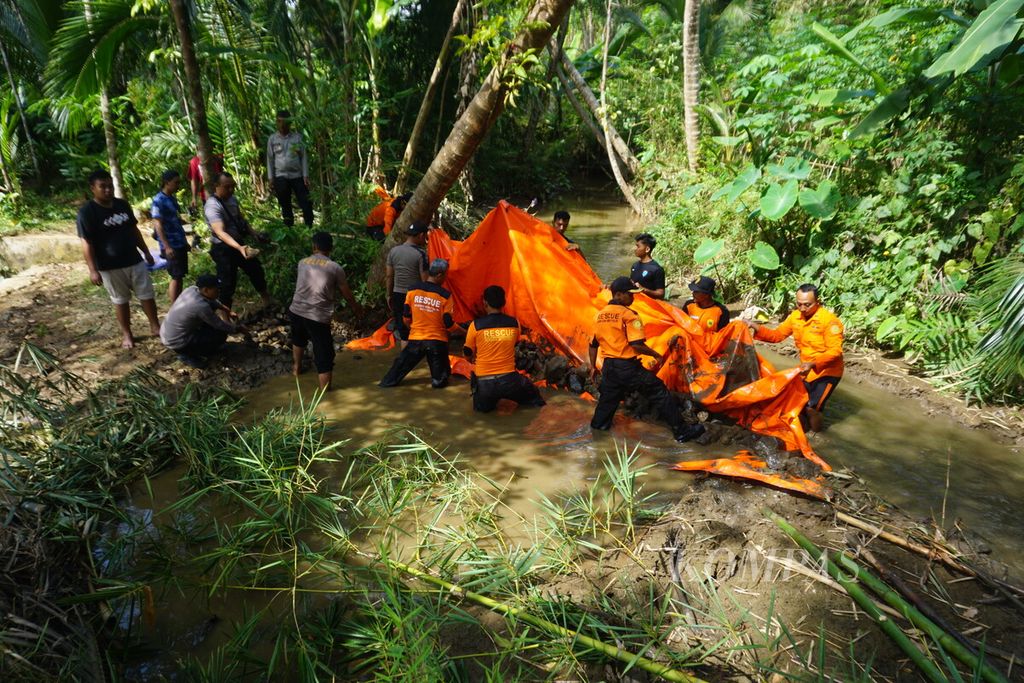 Tim SAR Gabungan melakukan pembendungan Sungai Tajur di Desa Pancurendang, Ajibarang, Banyumas, Jateng, Minggu (30/7/2023).