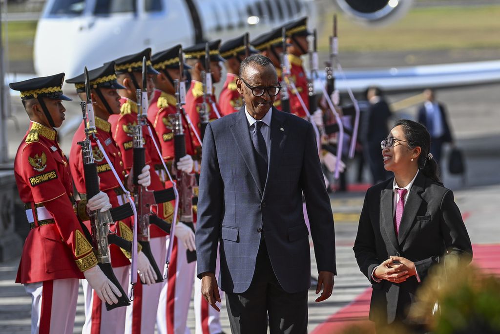 Presiden Rwanda Paul Kagame (tengah) berbincang dengan Direktur Rumah Sakit Jiwa Provinsi Bali Ni Wayan Murdani setibanya di Bandara Internasional I Gusti Ngurah Rai, Badung, Bali, Minggu (1/9/2024). Kagame tiba untuk menghadiri Forum Indonesia-Afrika II (Indonesia-Africa Forum/IAF) dan Forum Tingkat Tinggi Kemitraan Multipihak (High Level Forum on Multi-Stakeholders Partnership/HLF MSP), 1-3 September 2024. 