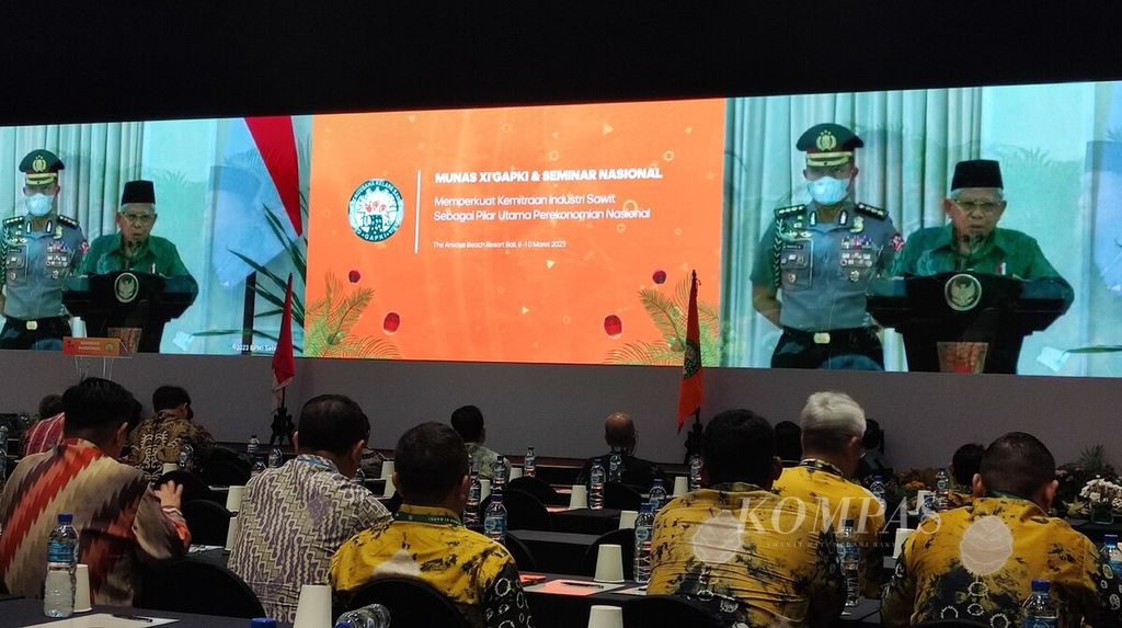 Tayangan video Wakil Presiden Ma'ruf Amin saat membuka Munas XI Gapki di Istana Wakil Presiden di Jakarta, Jumat (3/3/2023), ditampilkan dalam pelaksanaan Munas XI Gapki dan seminar di Kuta, Badung, Bali, Rabu (8/3/2023).