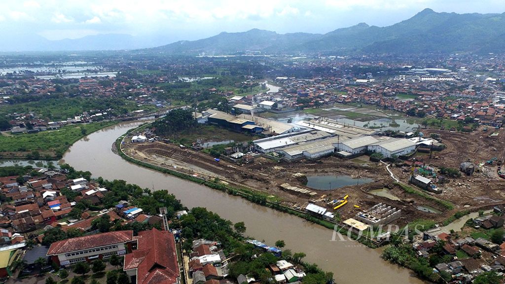 Kampung Cieunteung, Baleendah, Kabupaten Bandung, Jawa Barat, yang kini hilang dan berubah menjadi area pembangunan kolam retensi Sungai Citarum, Rabu (3/1/2018). Penataan kawasan Sungai Citarum yang tercemar dan setiap tahun meluap ini perlu segera dimulai untuk memulihkan kondisi lingkungannya.