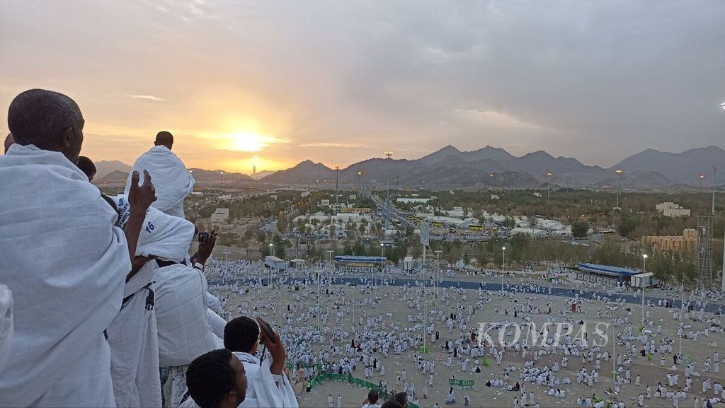 Jemaah berdoa di Jabal Rahmah di kawasan Arafah, Arab Saudi, Jumat (8/7/2022). Banyak anggota jemaah berziarah dan berdoa di gunung ini karena tempat ini dianggap mulia dan doa mudah dikabulkan (mustajabah).