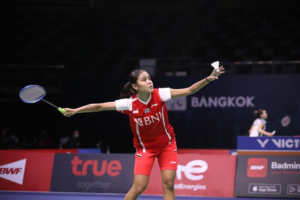 Tunggal putri Bilqis Prasista bersiap melakukan servis saat melawan tunggal putri Jepang, Akane Yamaguchi, dalam pertandingan babak penyisihan Grup A Piala Uber 2022 di Impact Arena, Bangkok, Thailand, Rabu (11/5/2022). Bilqis Prasista secara mengejutkan mampu mengalahkan Akane Yamaguchi 21-19, 21-19.