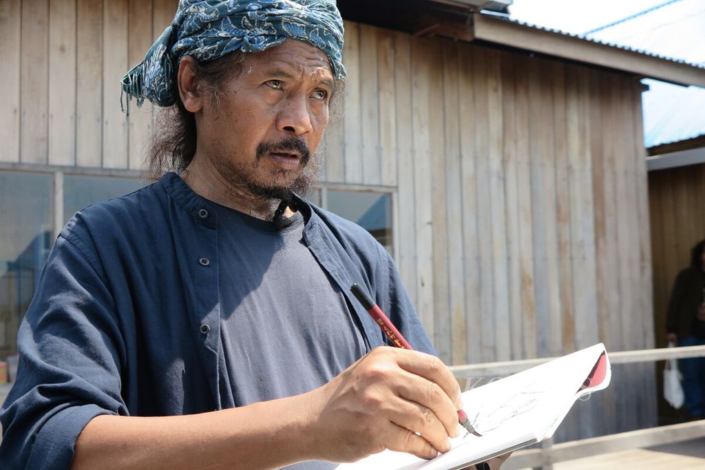 Perupa Nasirun sedang membuat sketsa lanskap di Kampung Malahing, Bontang, Senin (6/6/2022). Nasirun menjadi salah satu peserta Muhinah Budaya PKT, 5-9 Juni 2022 di Bontang, Kaltim.