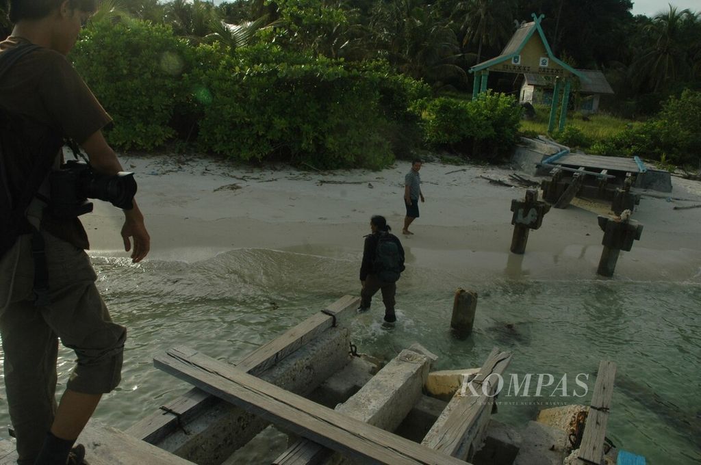 Dua dermaga yang ada di Pulau Berhala, perbatasan Jambi-Kepulauan Riau, terputus setelah diterjang ombak setahun lalu. Pada saat air pasang, pengunjung harus terendam air hingga sedalam 1 meter untuk mencapai daratan, 22 September 2010. 