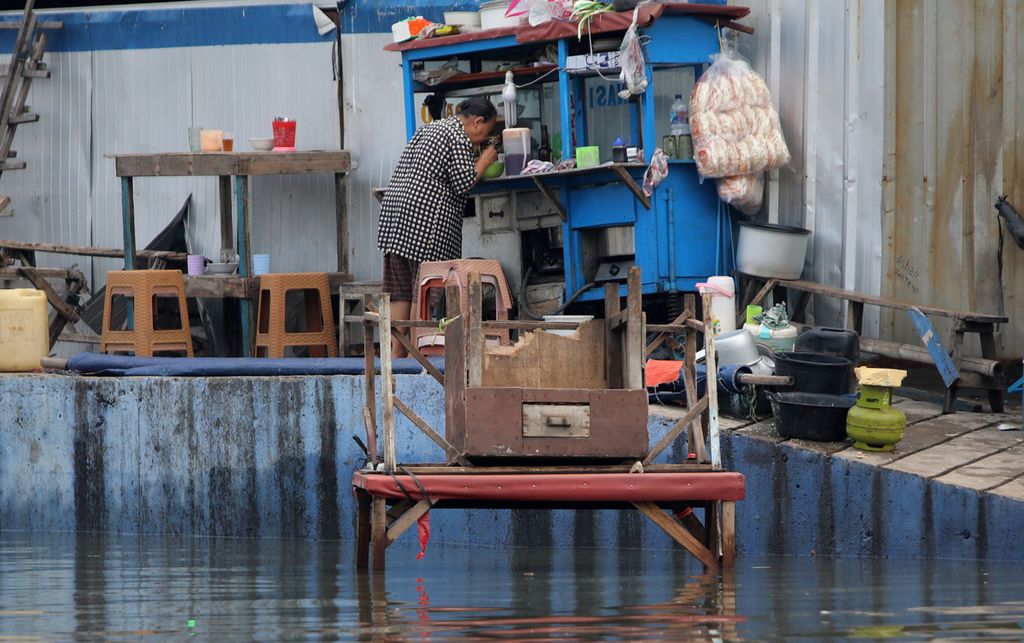Warga menyantap sarapan di kawasan Pelabuhan Perikanan Samudera Nizam Zachman, Muara Baru, Penjaringan, Jakarta Utara, Jumat (5/6/2020). 