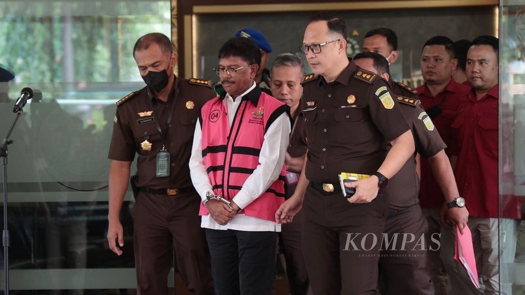 Minister of Communication and Informatics Johnny G Plate (center) wearing a special vest after being questioned at the Attorney General's Office Building, Jakarta, Wednesday (17/5/2023).