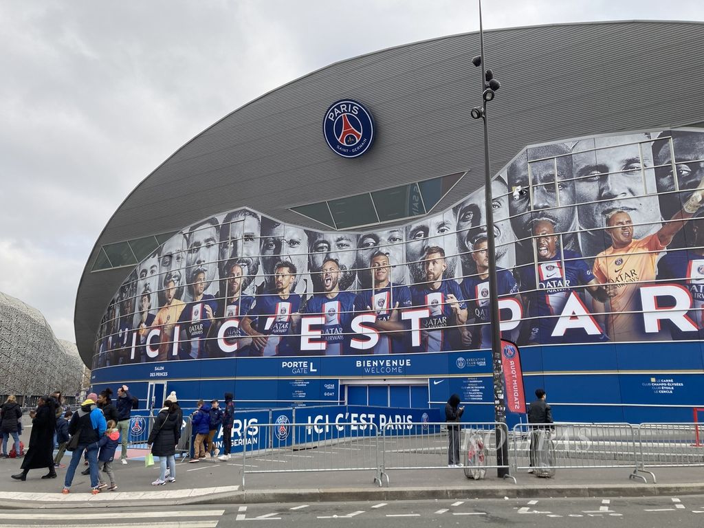 Gerbang utama stadion Parc des Princes, markas besar klub sepak bola Paris Saint Germain di Paris, Perancis, Kamis (23/2/2023). 