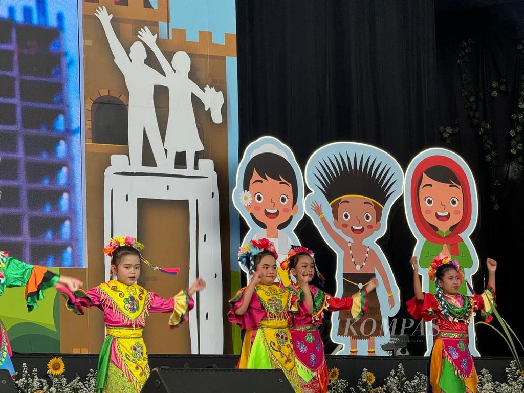 Anak-anak Betawi menampilkan operet ekspresi anak pada Festival Ekspresi Anak 2024 dalam rangka Hari Anak Nasional 2024 yang berlangsung di panggung teater, samping wahana Hysteria, kawasan Dunia Fantasi, Ancol, Jakarta Utara, Kamis (18/7/2024) siang. 