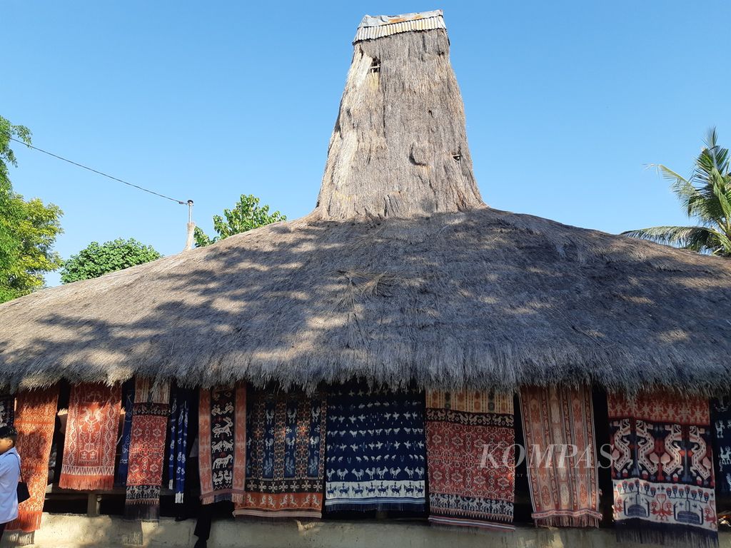 Beragam kain Sumba dengan sejumlah motif dipajang warga di salah satu rumah warga di Desa Raja Prailiu, Kecamatan Kambera, Rabu (24/5/2023) pagi.