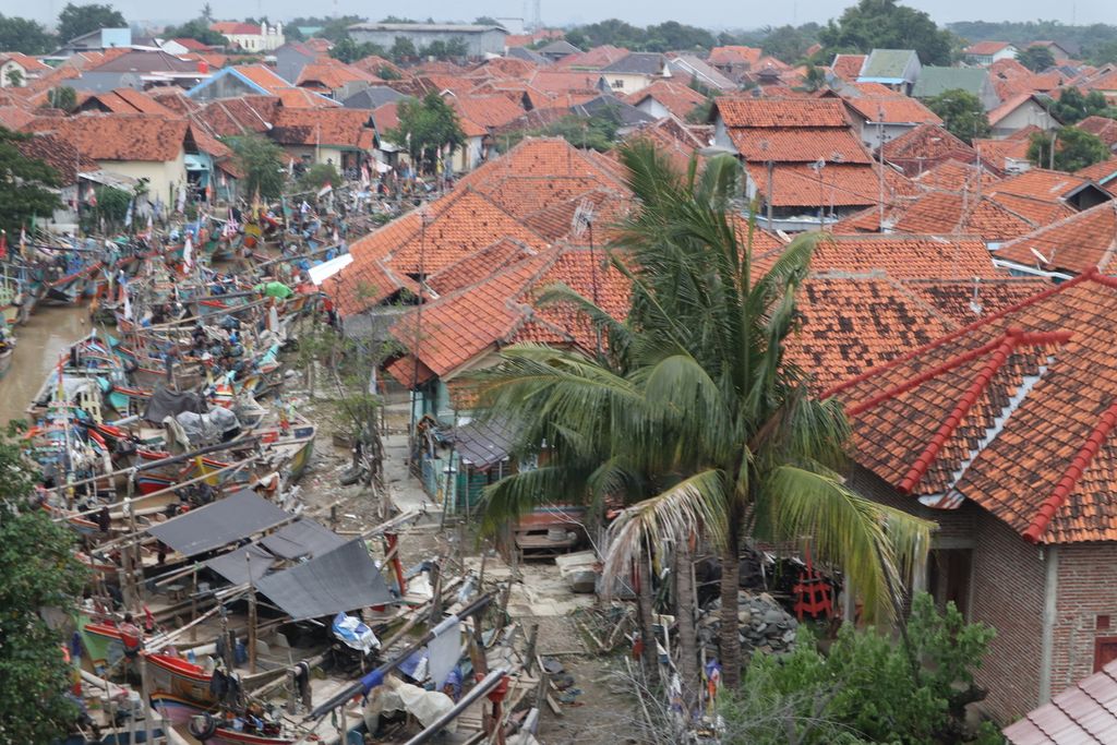 Kepadatan penduduk tampak di Desa Gebang Ilir, Kecamatan Gebang, Kabupaten Cirebon, Jawa Barat, Sabtu (7/3/2020). Daerah itu rawan banjir dan rob.