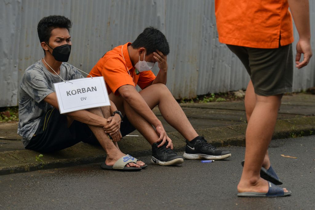 Tersangka Mario Dandy Satrio (kanan baju oranye) mengikuti rangkaian rekonstruksi kasus penganiayaan kepada Cristalino David Ozora di kawasan Green Permata Boulevard, Jakarta Selatan, Jumat (10/3/2023). 