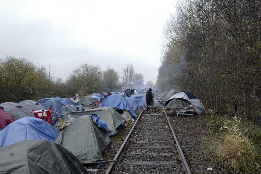 Sebuah kamp darurat migran didirikan di sepanjang rel di Calais, Perancis, 27 November 2021. 