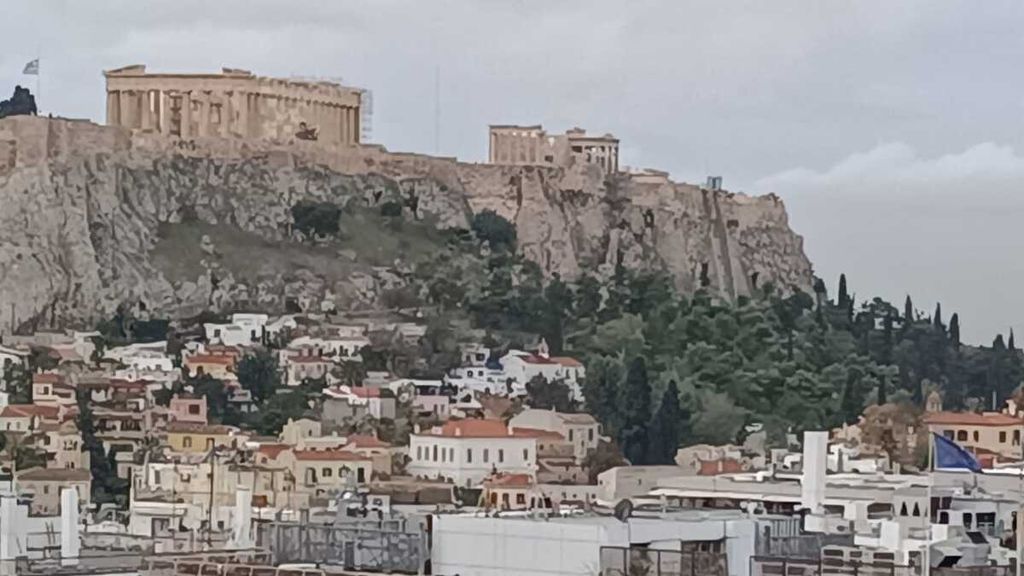 Pemandangan indah Akropolis di kota Athena, Yunani, Rabu (22/11/2023)