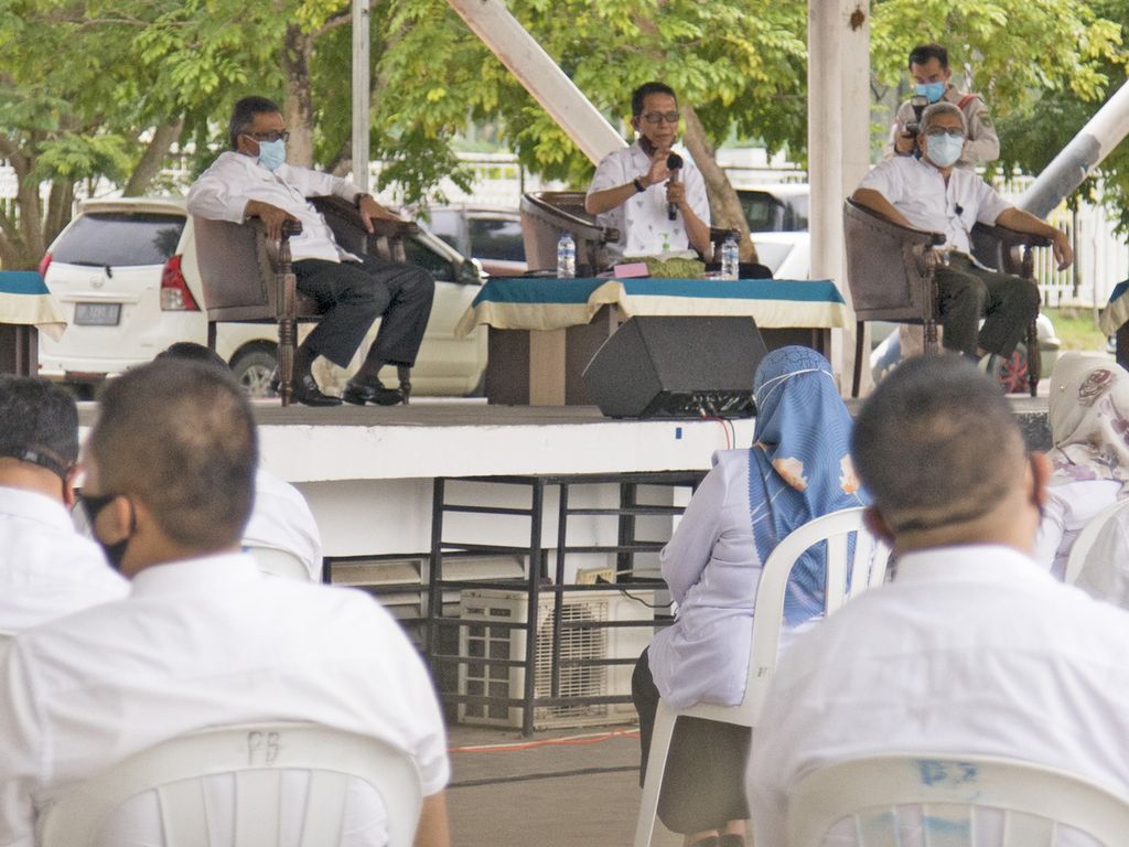 Wakil Wali Kota Batam Amsakar Achmad (tengah) menyosialisasikan Peraturan Wali Kota Batam No 49/2020 tentang Penerapan Disiplin dan Penegakan Hukum Protokol Kesehatan kepada organisasi perangkat daerah di Panggung Utama Dataran Engku Putri Batam Centre, Rabu (2/9/2020).
