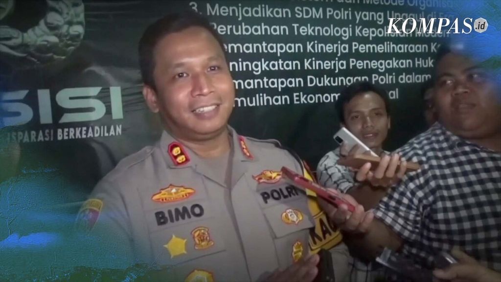 KPK memeriksa sejumlah orang yang terjaring operasi tangkap tangan di Bondowoso, Jawa Timur. OTT pada Rabu (15/11/2023) ini terkait dugaan korupsi di Dinas Bina Marga, Sumber Daya Air, dan Bina Konstruksi Bondowoso. 