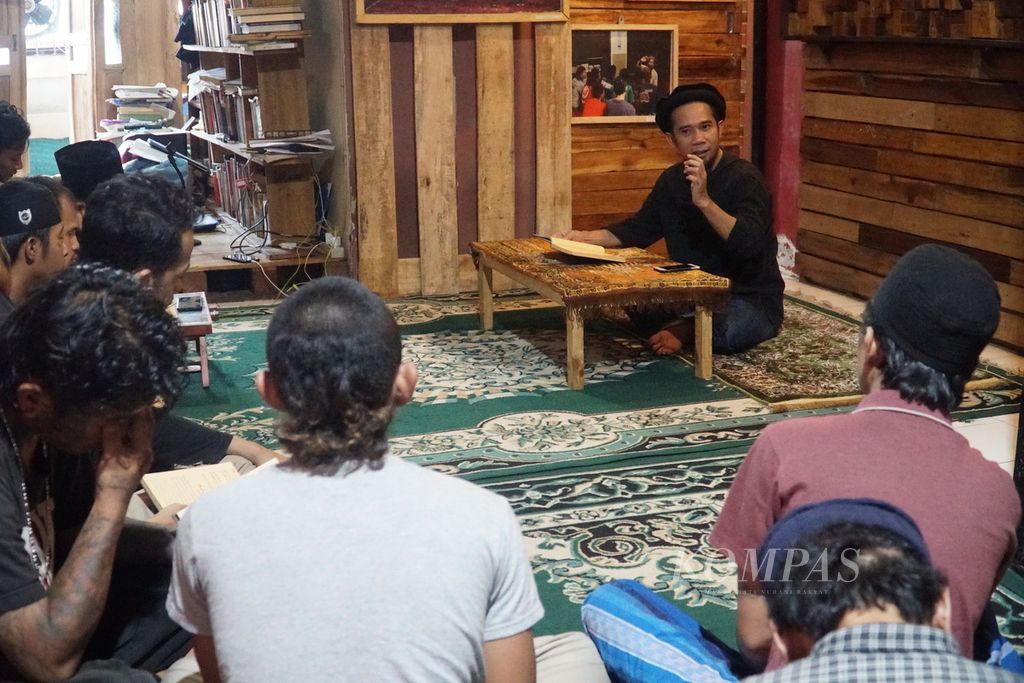 Santri mengikuti pengajian dengan Ustaz Halim Ambiya (47), pemimpin Pondok Pesantren Tasawuf Underground, di Ciputat, Tangerang Selatan, Banten, Rabu (20/4/2022). Pondok pesantren ini disebut juga pesantren anak punk karena menerima anak punk jalanan sebagai santri.