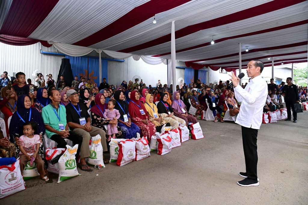 Presiden Joko Widodo menyalurkan bantuan pangan cadangan beras pemerintah (CBP) kepada sejumlah penerima manfaat di Gudang Bulog Bondasari, Kabupaten Pekalongan, Jawa Tengah, Rabu (13/12/2023). Masyarakat pun antusias karena pemerintah akan melanjutkan bantuan pangan tersebut hingga tahun 2024.