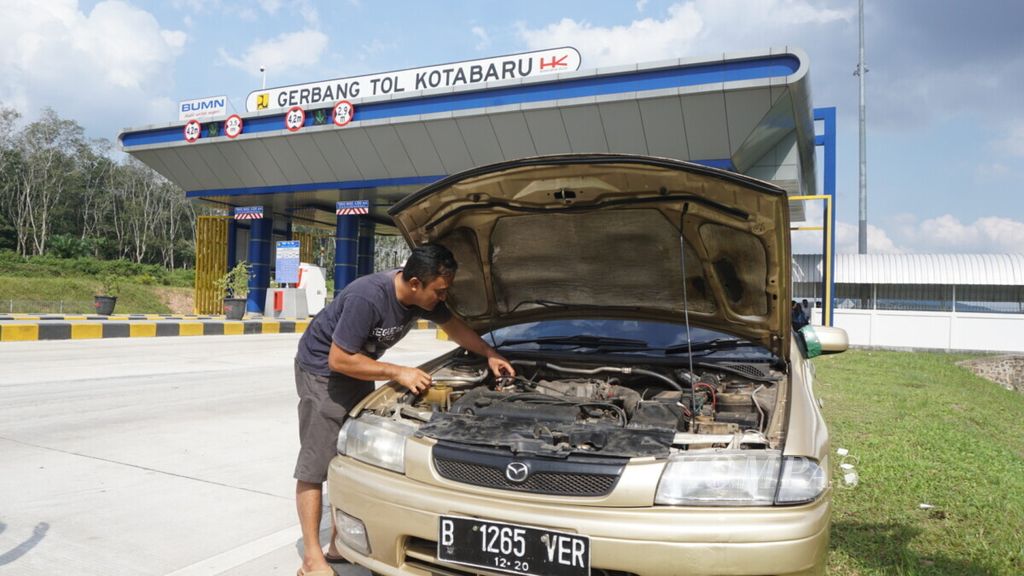 Pengendara memperbaiki kendaraannya yang mogok di dekat Gerbang Tol Kotabaru, Lampung Selatan, Lampung, Senin (27/5/2019).