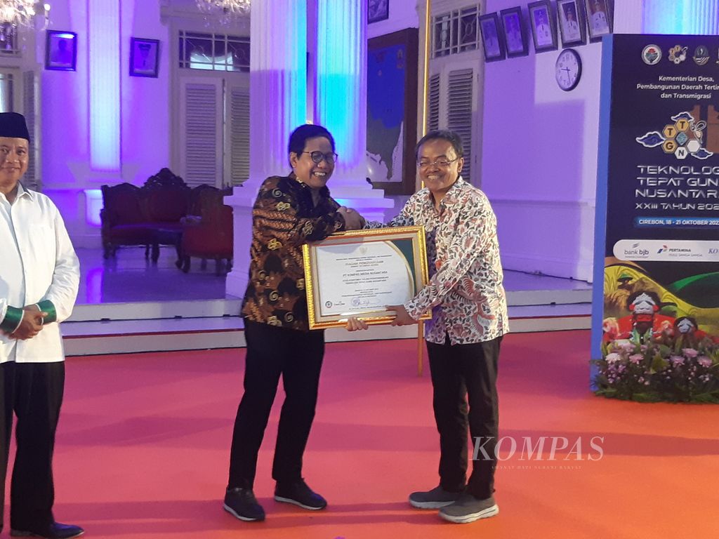 Wakil Redaktur Pelaksana Harian <i>Kompas </i>Andreas Maryoto (kanan) menerima penghargaan dari Menteri Desa, Pembangunan Daerah Tertinggal, dan Transmigrasi Abdul Halim Iskandar Selasa (18/10/2022) malam di Pendopo Bupati Cirebon, Jawa Barat. 