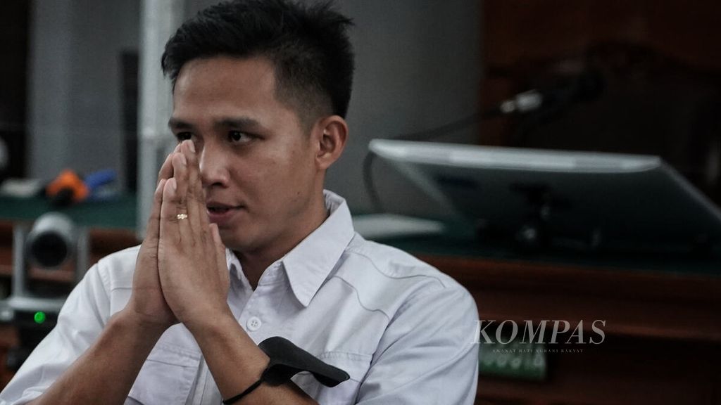 Terdakwa Richard Eliezer Pudihang Lumiu dalam sidang pembacaan vonis dirinya di Pengadilan Negeri Jakarta Selatan, Jakarta, Rabu (15/2/2023). 