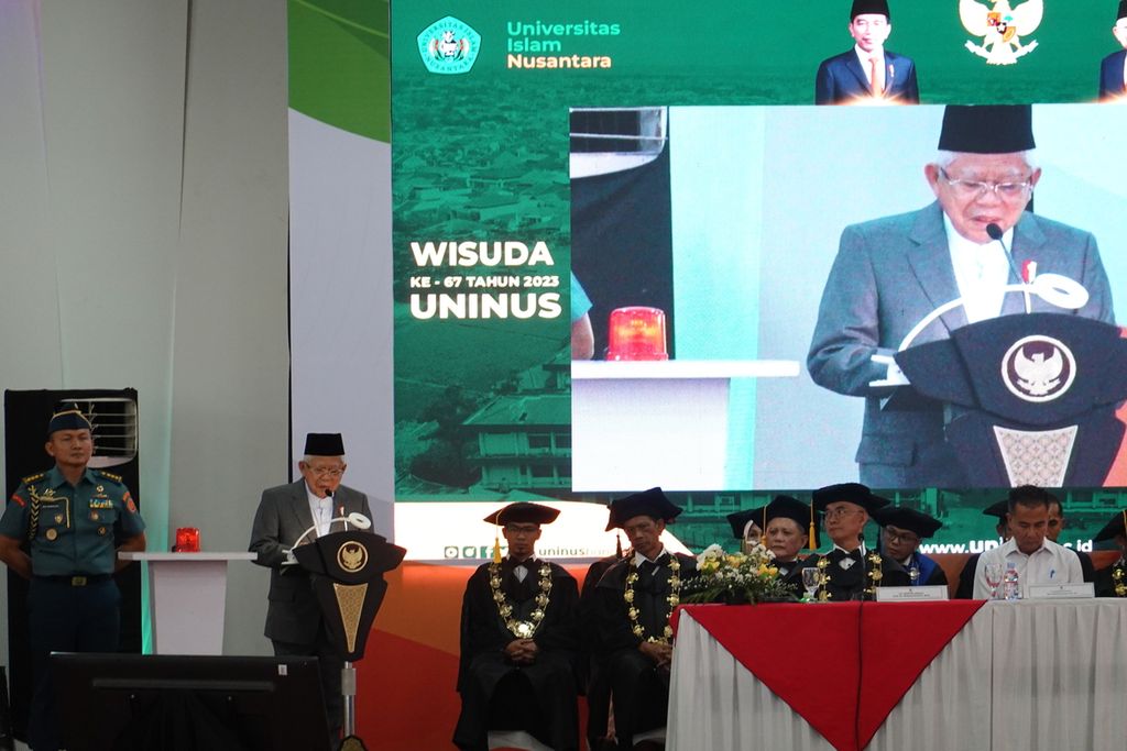 Wakil Presiden Ma’ruf Amin memberikan Orasi Ilmiah dalam sidang Senat Terbuka Universitas Islam Nusantara (Uninus) dalam rangka Wisuda Ke-67 dan Milad Ke-64 di Kota Bandung, Jawa Barat, Kamis (16/11/2023)