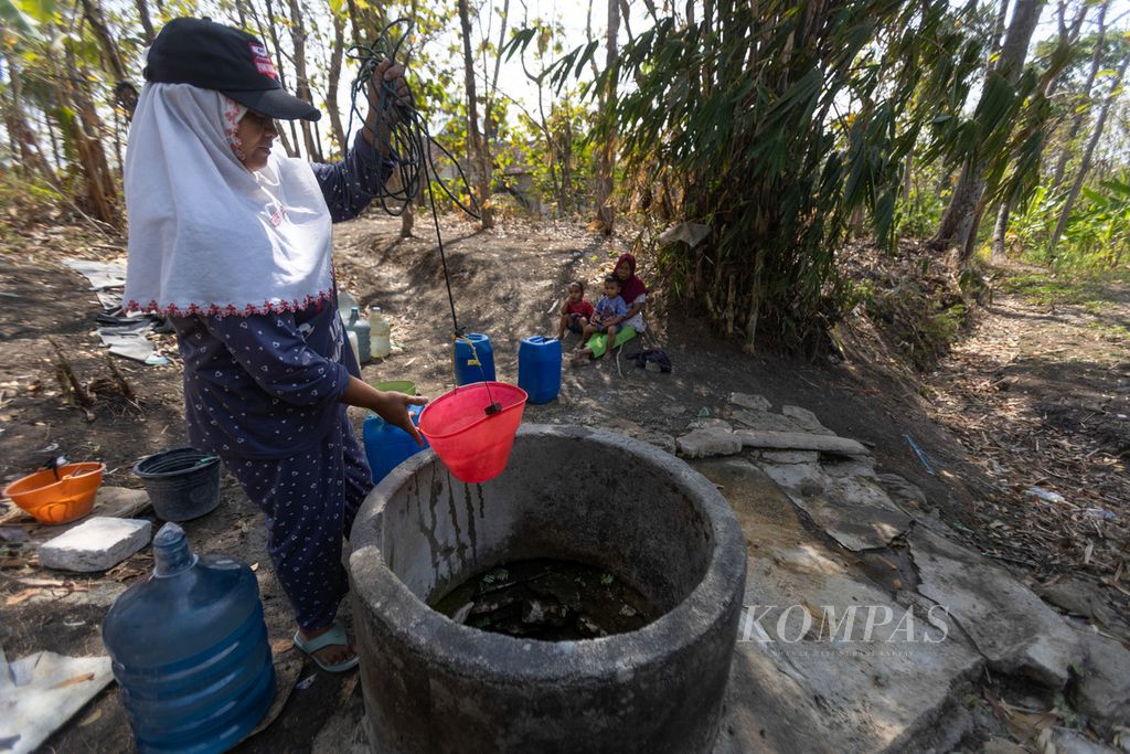 Rukini (42) mengambil air dari sumur di tepi ladang di Dusun Bogor Krajan, Desa Bojong, Wonosegoro, Boyolali, Jawa Tengah, Senin (4/9/2023). Sumur tersebut menjadi andalan warga dusun yang terdampak kekeringan akibat kemarau. 