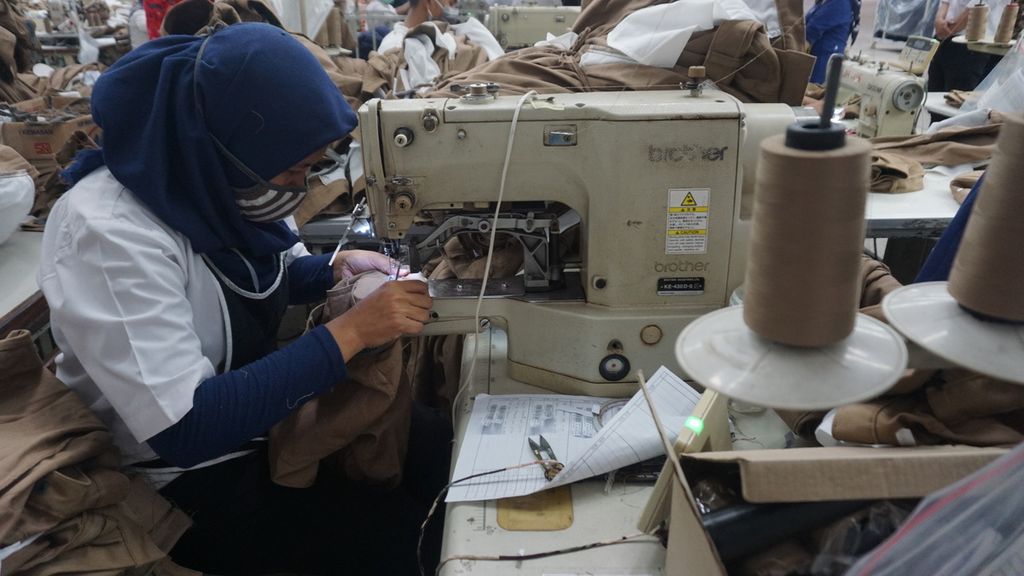 Salah satu karyawati sedang menyelesaikan pekerjaannya memproduksi celana panjang di PT Sansan Saudaratex Jaya yang menggunakan bangunan bekas Pabrik Gula Kalibagor di Banyumas, Jawa Tengah, Selasa (7/1/2020). Terdapat 160 tenaga kerja yang bekerja di tempat ini.