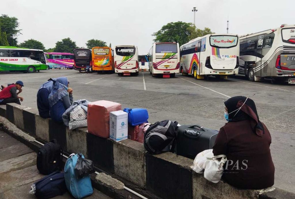 Seorang penumpang menunggu kedatangan bus di Terminal Kalideres, Jakarta Barat, Senin (11/4/2022).