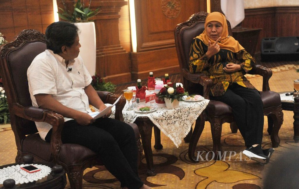 Gubernur Jawa Timur Khofifah Indar Parawansa memberikan penjelasan saat wawancara dengan wartawan <i>Kompas,</i> Ambrosius Harto, dengan tema Strategi Pemilu 2024 di Gedung Negara Grahadi, Surabaya, Selasa (25/8/2023).