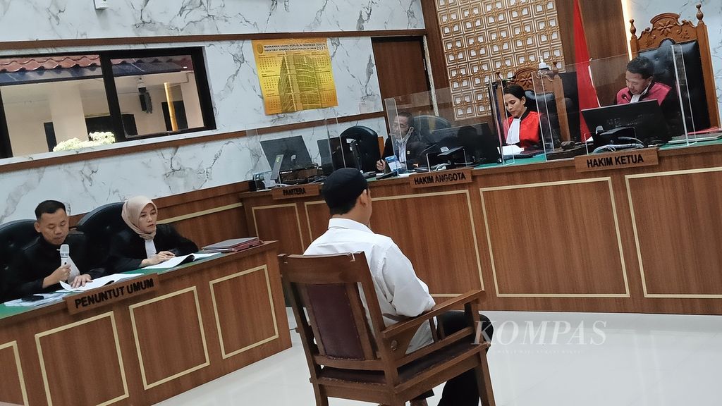 Jaksa penuntut umum (JPU) Alfa Dera (kiri) dan Putri Dwi Astrini (kanan), saat pembacaan tuntutan hukuman kepada terdakwa tindak pidana kekerasan Rizki Noviandi Achmad di Pengadilan Negeri Kota Depok, Jawa Barat, Rabu (14/6/2023).