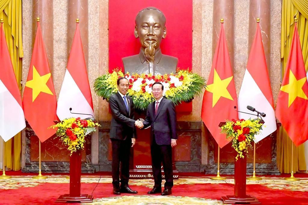 Presiden Joko Widodo disambut upacara kenegaraan di Istana Presiden, Hanoi, Vietnam, pada Jumat (12/1/2024). Setibanya di halaman istana, Presiden Jokowi disambut langsung oleh Presiden Vietnam Võ Văn Thưởng.