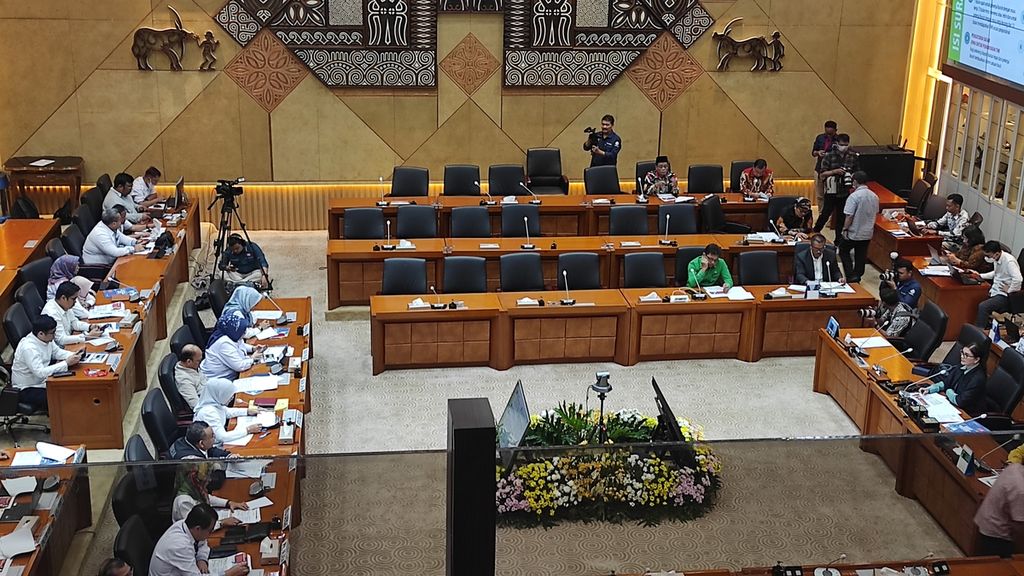 Suasana rapat kerja bersama Kementerian Ketenagakerjaan dengan Komisi IX DPR, Selasa (26/3/2024), di Jakarta.