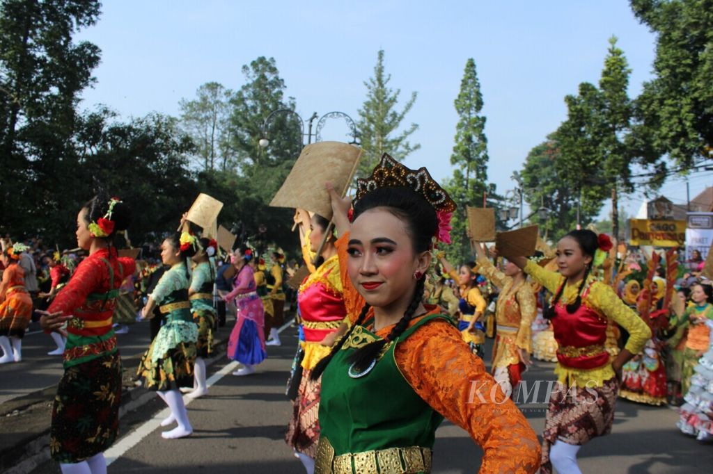 Sekitar 4.000 penari dari 16 kabupaten/kota di Jawa Barat menarikan Ronggeng Geber dalam memeriahkan Hari Tari Sedunia di Kota Bandung, Minggu (28/4/2019). Lewat tarian itu, seni budaya diharapkan menjadi kekuatan pariwisata di Jabar dan membangkitkan industri kreatif.
