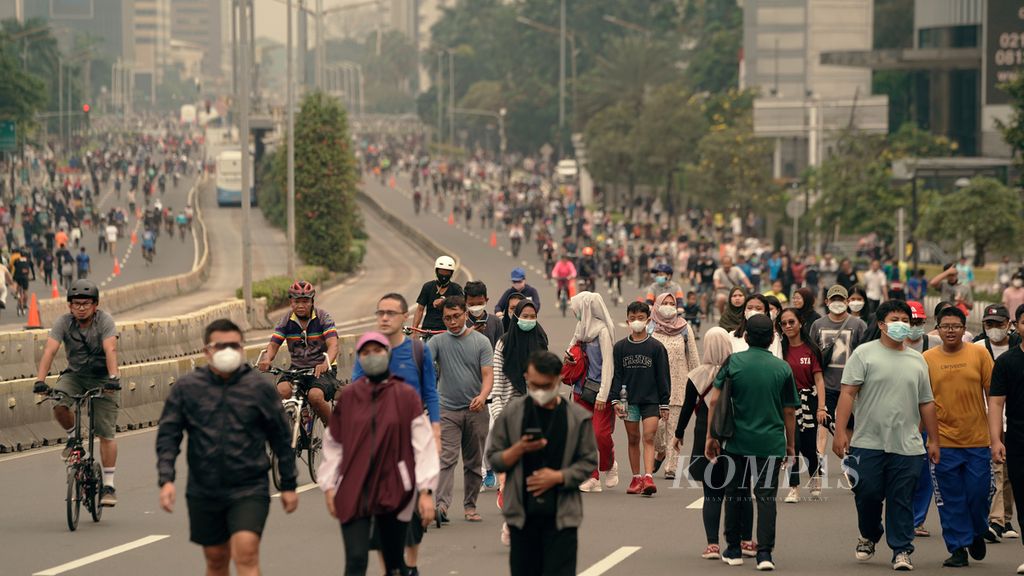 Warga berolahraga memanfaatkan hari bebas kendaraan bermotor (HBKB) di Jalan MH Thamrin, Jakarta Pusat, Minggu (22/5/2022). 