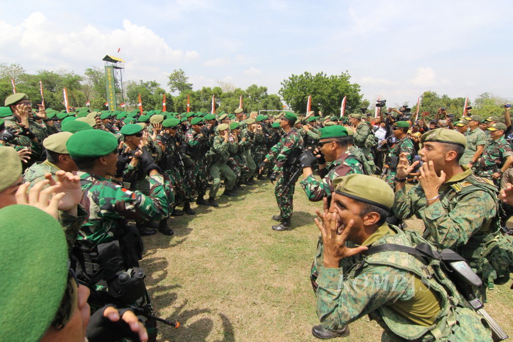 Ilustrasi. Personel TNI Angkatan Darat bersama dengan Singapores Armed Force (SAF/Angkatan Darat Singapura) menyerukan yel-yel di sela pembukaan latihan bersama (Latma) Safkar Indopura di Situbondo, Senin (12/11/2018).