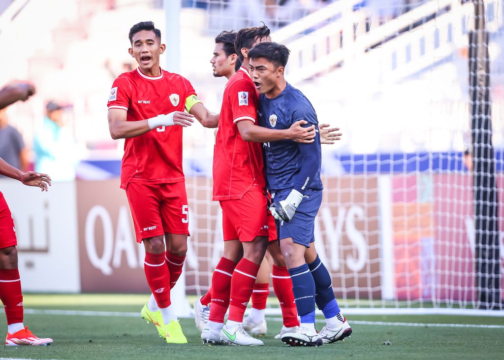Indonesian U-23 goalkeeper Ernando Ari was embraced by his teammates after blocking Australia's penalty opportunity in a Group A match of the 2024 U-23 Asian Cup on Thursday (4/18/2024) at Abdullah bin Khalifa Stadium in Doha. Ernando's outstanding performance helped secure Indonesia's victory.