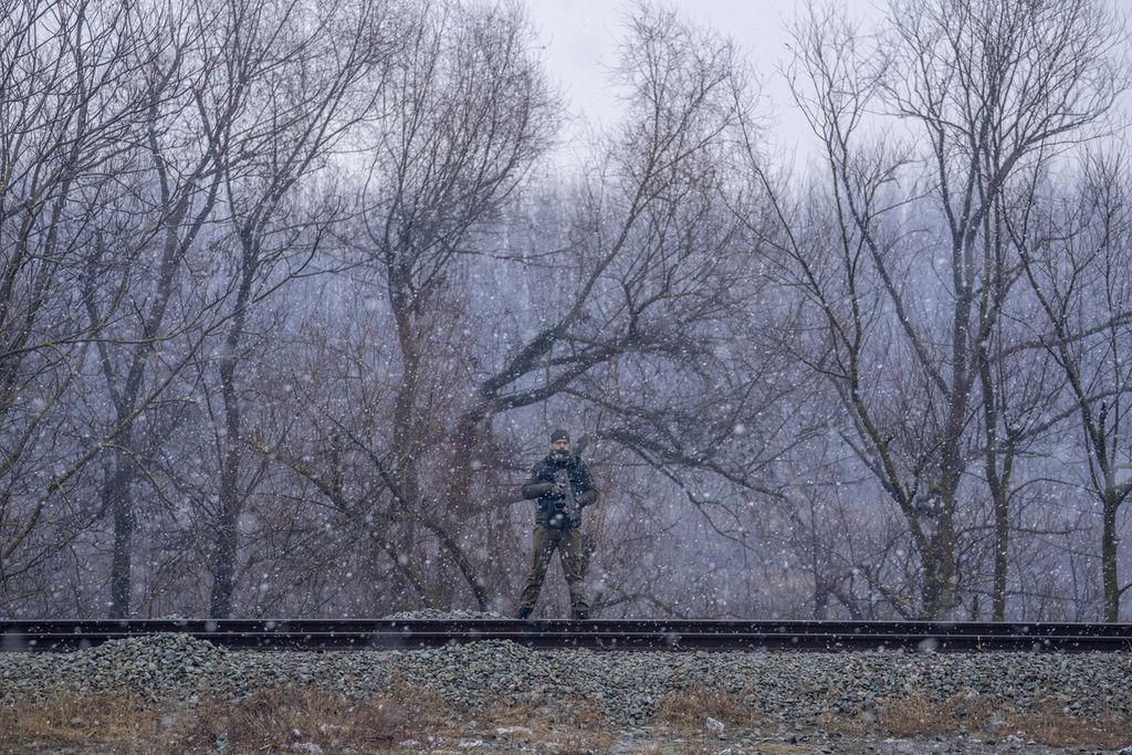 Seorang polisi berjaga-jaga di sebuah jalur rel kereta sebelum peluncuran kereta listrik pertama di lembah Kashmir di pinggiran Srinagar, wilayah Kashmir, yang dikontrol India, 20 Februari 2024. 