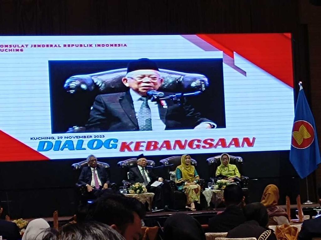Wakil Presiden Ma'ruf Amin didampingi Ny Wury Ma'ruf Amin mengikuti dialog kebangsaan dengan warga negara Indonesia di Kuching, Sarawak, Malaysia, Rabu (29/11/2023).  