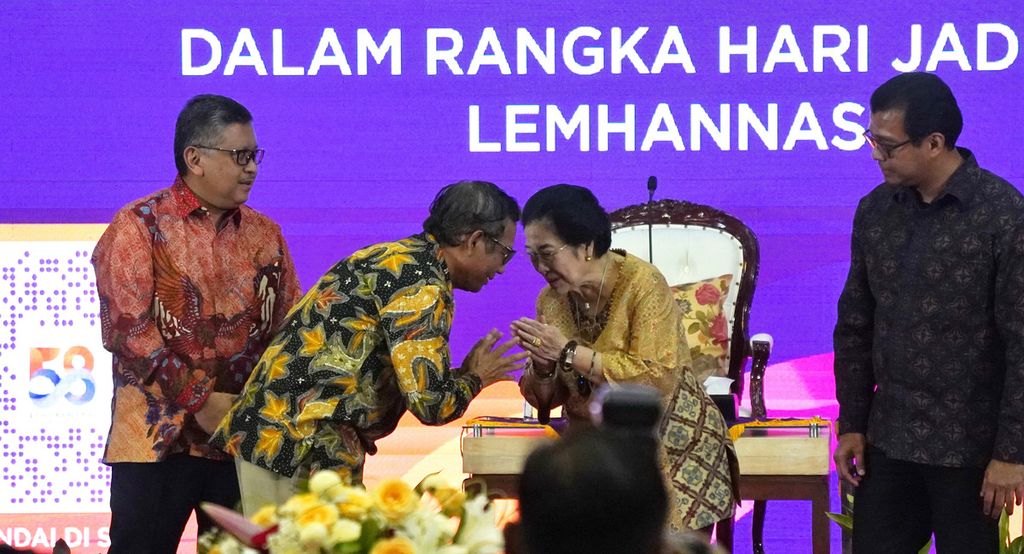 Menko Polhukam Mahfud MD bersalaman dengan Presiden ke-5 RI Megawati Soekarnoputri  disaksikan Sekjen PDI-P Hasto Kristiyanto dan Gubernur Lemhannas Andi Widjajanto pada acara Hari Jadi Ke-58 Lemhannas di Gedung Lemhannas, Jakarta (20/5/2023). 
