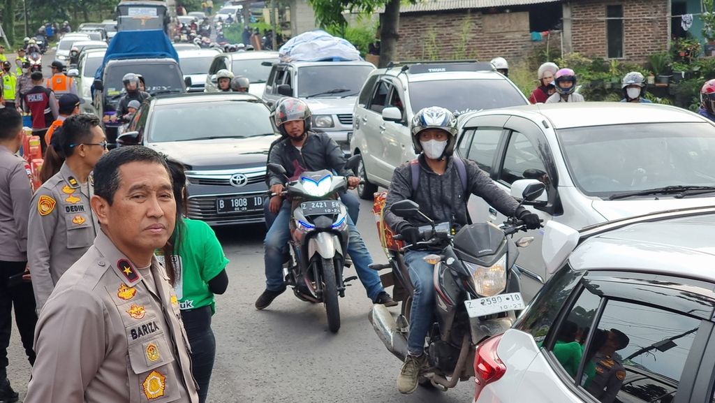 Wakil Kepala Kepolisian Daerah Jabar Brigadir Jenderal Polisi Bariza Sulfi mengamati kepadatan lalu lintas di depan Pos Pelayanan Cikaledong, Jalur Nagreg, Kabupaten Bandung, Jawa Barat, Kamis (20/4/2023).