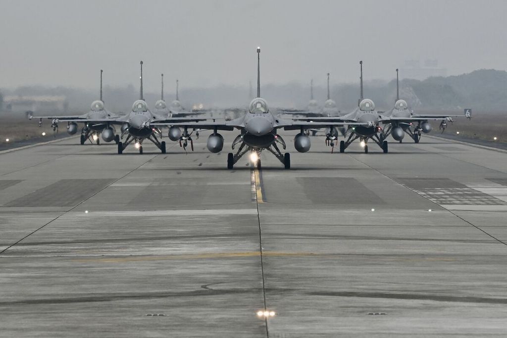 Pesawat tempur F-16V buatan Amerika Serikat lepas landas di pangkalan udara Chiayi, Taiwan, pada 5 Januari 2022. 