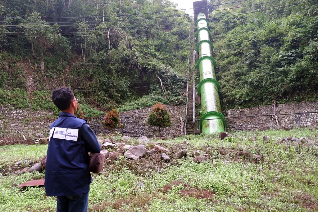 Participants in the South Sumatra Energy Exploration organized by the Institute for Essential Services Reform observe the penstock pipe at the Green Lahat Minihydro Power Plant (PLTM) in Singapure Village, Kota Agung District, Lahat Regency, South Sumatra, Wednesday (28/ 1/2024). The PLTM has a capacity of 3 x 3.3 megawatts.